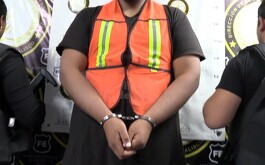 Manos esposadas junto con elementos de Fiscalía