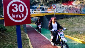 Personas jugando al aire libre en la Ciudad de México.
