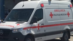 Ambulancia que atendió el reporte de un hombre muerto al exterior de una tienda en Gómez Palacio.