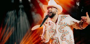 Después de dejar varias pistas en sus redes sociales, el FIG al fin dio a conocer la identidad del segundo artista: Carín León.