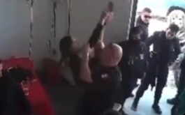 Policías irrumpen dentro de pizzería