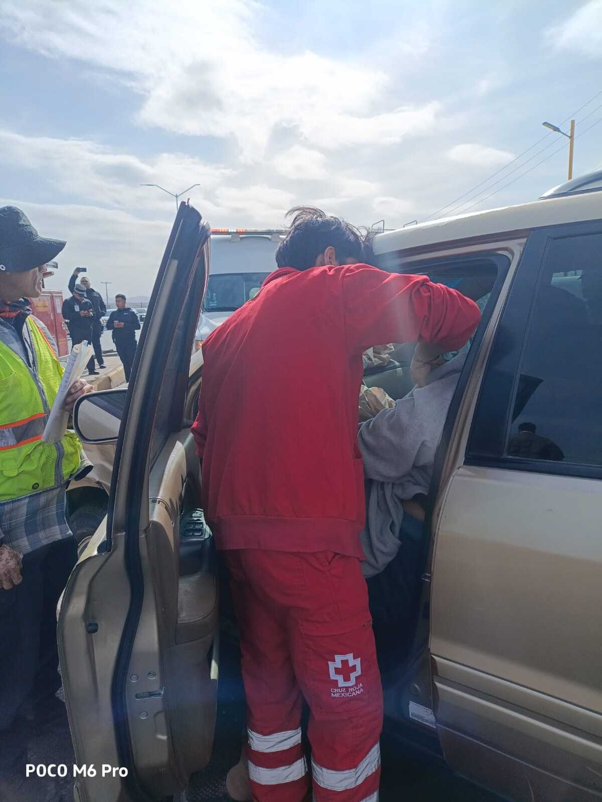 Elementos del cuerpo de Bomberos arribaron al lugar para auxiliar a los conductores