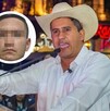 Un hombre con sombrero de palma y camisa blanca habla con energía en un podio; a su izquierda hay un recuadro circular con el rostro de un joven.