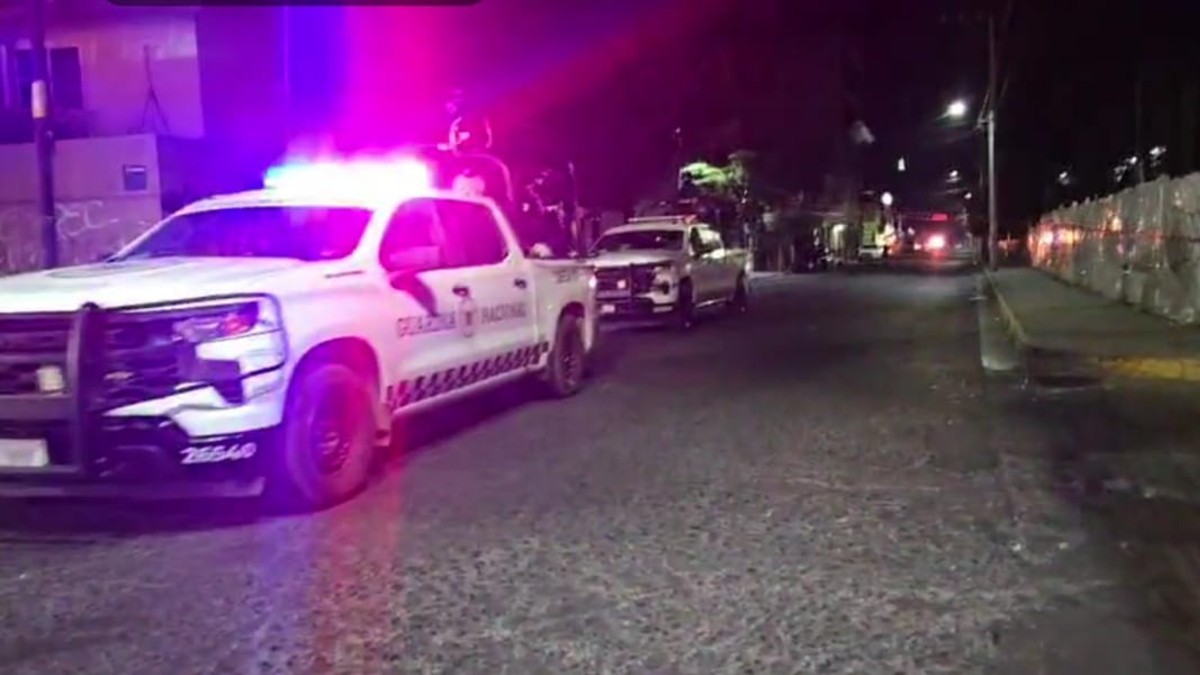 Dos patrullas blancas de la Guardia Nacional, una con la sirena encendida, con oficiales a bordo de ellas en calles de Michoacán