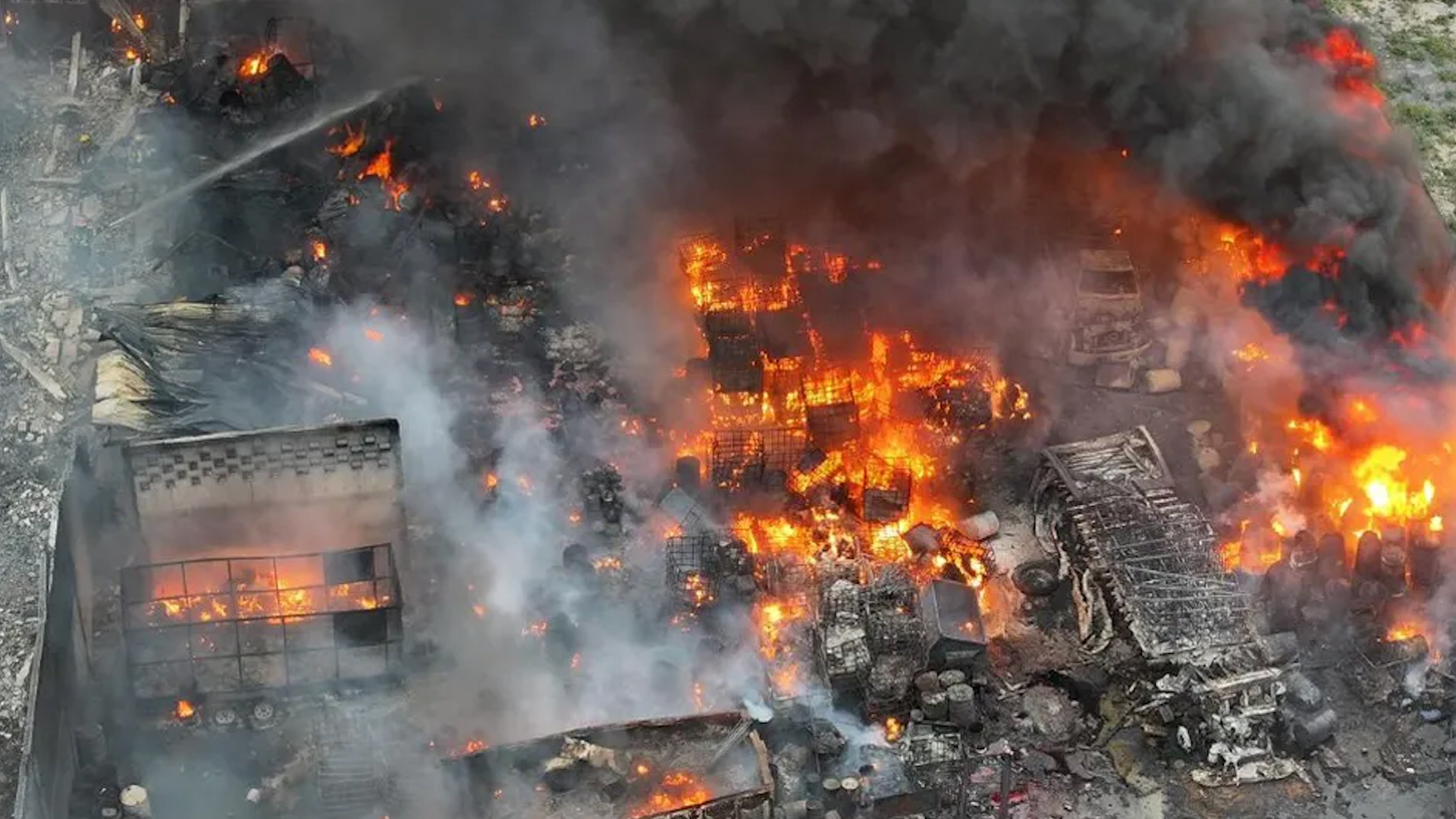 Un fuerte incendio se registró este sábado en una bodega de químicos en la colonia Agropecuaria del Norte, en el municipio de Escobedo.
