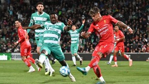 Carlos Gruezo disputa un balón contra un jugador de Necaxa en la cancha del TSM en la jornada 1 del Clausura 2026.