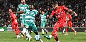 Carlos Gruezo disputa un balón contra un jugador de Necaxa en la cancha del TSM en la jornada 1 del Clausura 2026.