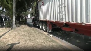 Un tráiler detenido tras haber arrollado a un hombre motociclista en avenida Ceylán, Tlalnepantla.