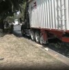 Un tráiler detenido tras haber arrollado a un hombre motociclista en avenida Ceylán, Tlalnepantla.