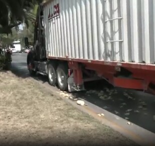 Un tráiler detenido tras haber arrollado a un hombre motociclista en avenida Ceylán, Tlalnepantla.