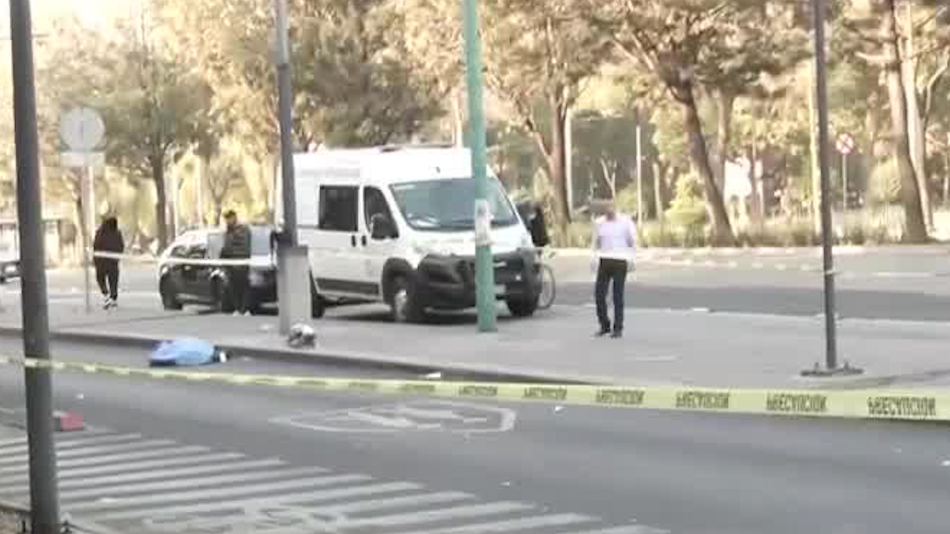 El sujeto de aproximadamente 25 años de edad conducía aparentemente a exceso de velocidad.