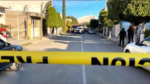 patrullas de policía en una calle de tehuacán donde ocurrió un asalto