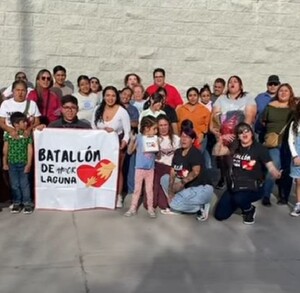 Personas que encabezan caravana de entrega de juguetes.