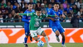 Fernando Beltrán y Charly Rodríguez disputando un balón en el León vs Cruz Azul.