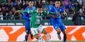 Fernando Beltrán y Charly Rodríguez disputando un balón en el León vs Cruz Azul.