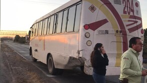 Camión con daños tras un aparatoso accidente vial en la carretera Torreón-San Pedro.