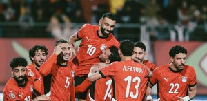 Mohamed Salah celebrando con sus compañeros el pase a la semifinal de la CAN.