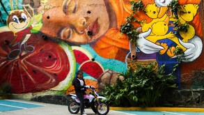Niña jugando al aire libre en la Ciudad de México.