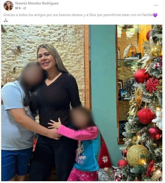 Publicación en Facebook de Yesenia Méndez con una foto de ella abrazando a dos niñas junto a un árbol de Navidad
