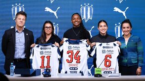 Antonio Noriega y Eva Espejo junto a las jugadoras que reforzarán a Rayadas.