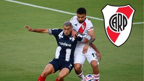 Germán Berterame durante el partido de Rayados vs River Plate, recibiendo la marca del defensor chileno, Paulo Díaz.