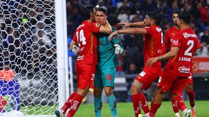 Hugo González celebrando la atajada del penal a Sergio Canales