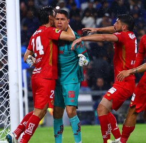Hugo González celebrando la atajada del penal a Sergio Canales