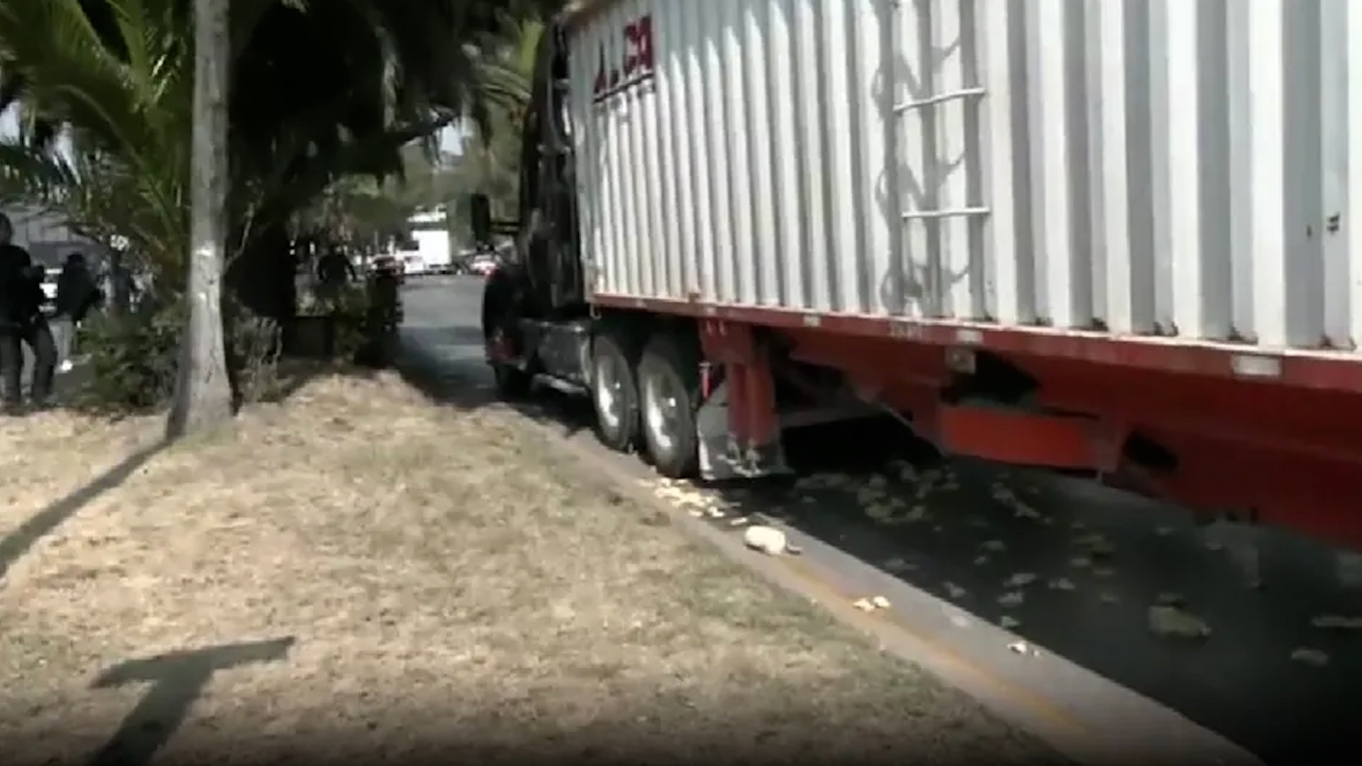 Un repartidor de tortillas se encontraba trabajando cuando un tráiler lo arrolló en la avenida Ceylán, Tlalnepantla, quedando su cuerpo debajo de las llantas.