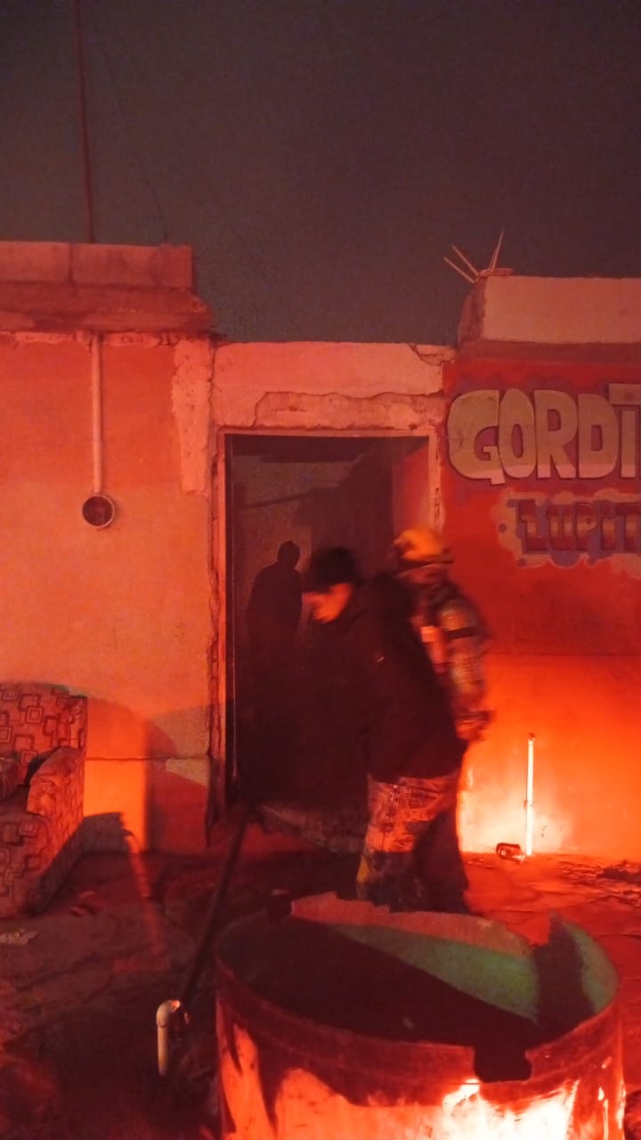 El siniestro, que dejó cuantiosos daños materiales, ocurrió a las 04:28 horas en el cruce de la Calzada Emilio Carranza y la calle Ecuador.