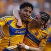 Ozziel Herrera y Marcelo Flores de Tigres celebrando un gol.