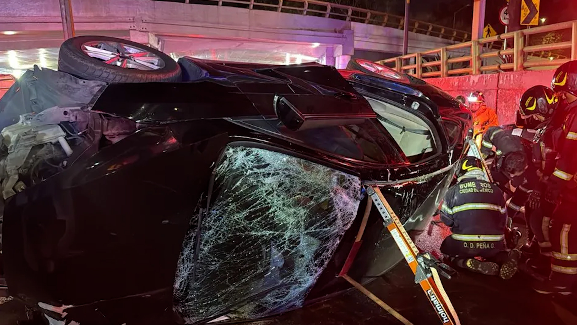 Un auto que viajaba a exceso de velocidad terminó volcando en Viaducto Río Piedad, alcaldía Iztacalco; hay tránsito vial en la zona.