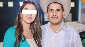 Yesenia Méndez con los ojos censurados por un recuadro blanco abrazando a Carlos Manzo