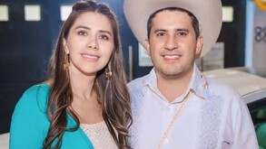 Yesenia Méndez con los ojos censurados por un recuadro blanco abrazando a Carlos Manzo