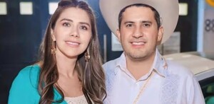 Yesenia Méndez con los ojos censurados por un recuadro blanco abrazando a Carlos Manzo