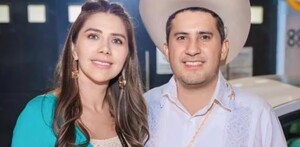 Yesenia Méndez con los ojos censurados por un recuadro blanco abrazando a Carlos Manzo