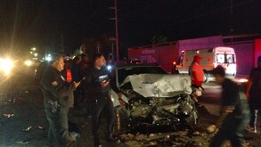 Automóvil totalmente destruido tras accidente en la carretera Torreón-San Pedro.