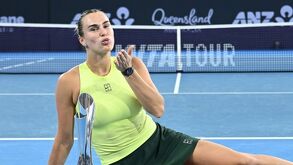 Aryna Sabalenka con el trofeo de campeona tras ganar en Brisbane 2026.