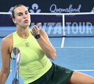 Aryna Sabalenka con el trofeo de campeona tras ganar en Brisbane 2026.