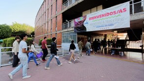 Alumnos y alumnas ingresando a un centro universitario de la UdeG para realizar el examen de admisión