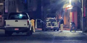 Camioneta blanca y patrulla de la Policía Municipal de Zamora con peritos y policías buscando indicios alrededor