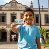 Niño con su tarjeta de la Beca Rita Cetina 2026.