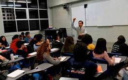 Maestro y alumnos en salón de clases