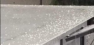 Granizo en la azotea de una casa.