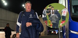 Domènec Torrent habló con Arteaga luego de que este último saliera del campo.