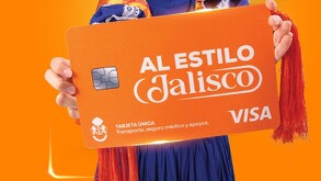 Tarjeta Única de Jalisco color naranja con el eslogan Al Estilo Jalisco siendo sostenida por una mujer con traje típico tapatío