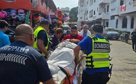 Hombre trasladado en ca,milla por paramédicos y diversas personas en la zona