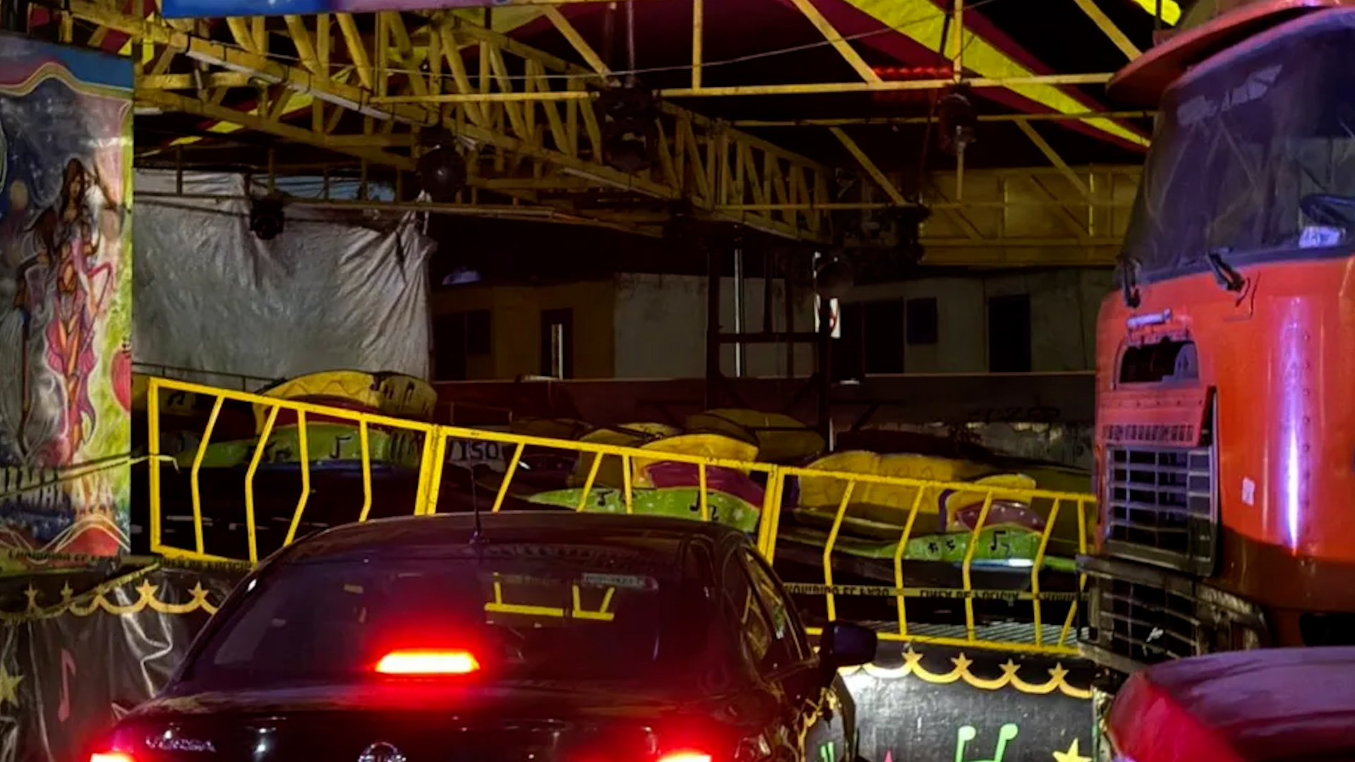 Un hombre murió luego de que una plataforma cayó en un juego de feria en la alcaldía Coyoacán, Ciudad de México; un niño también resultó herido.