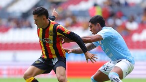 Jugadores de Leones Negros y la Jaiba Brava compitiendo por un balón.