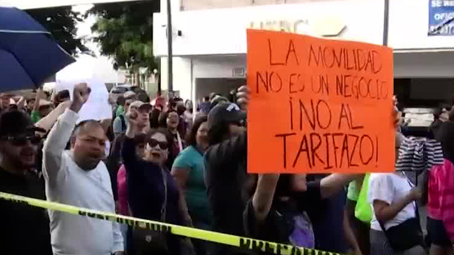 Personas de todas las edades salieron a las calles a mostrar su descontento por los nuevos precios para la movilidad.