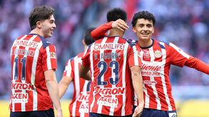 Brian Gutiérrez, Daniel Aguirre y Richard Ledezma, todos nacidos en Estados Unidos, festejando un gol con Chivas.